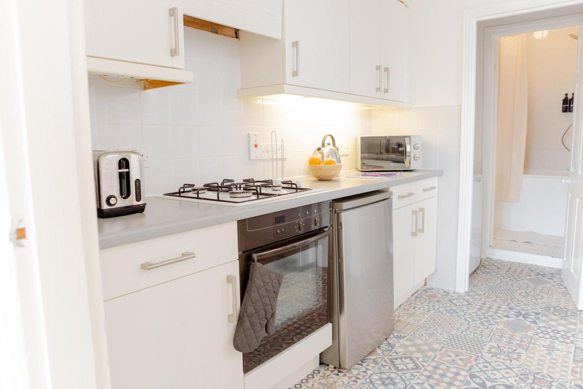 Lovely & Charming One-bedroom House With Parking And Garden Views In * London