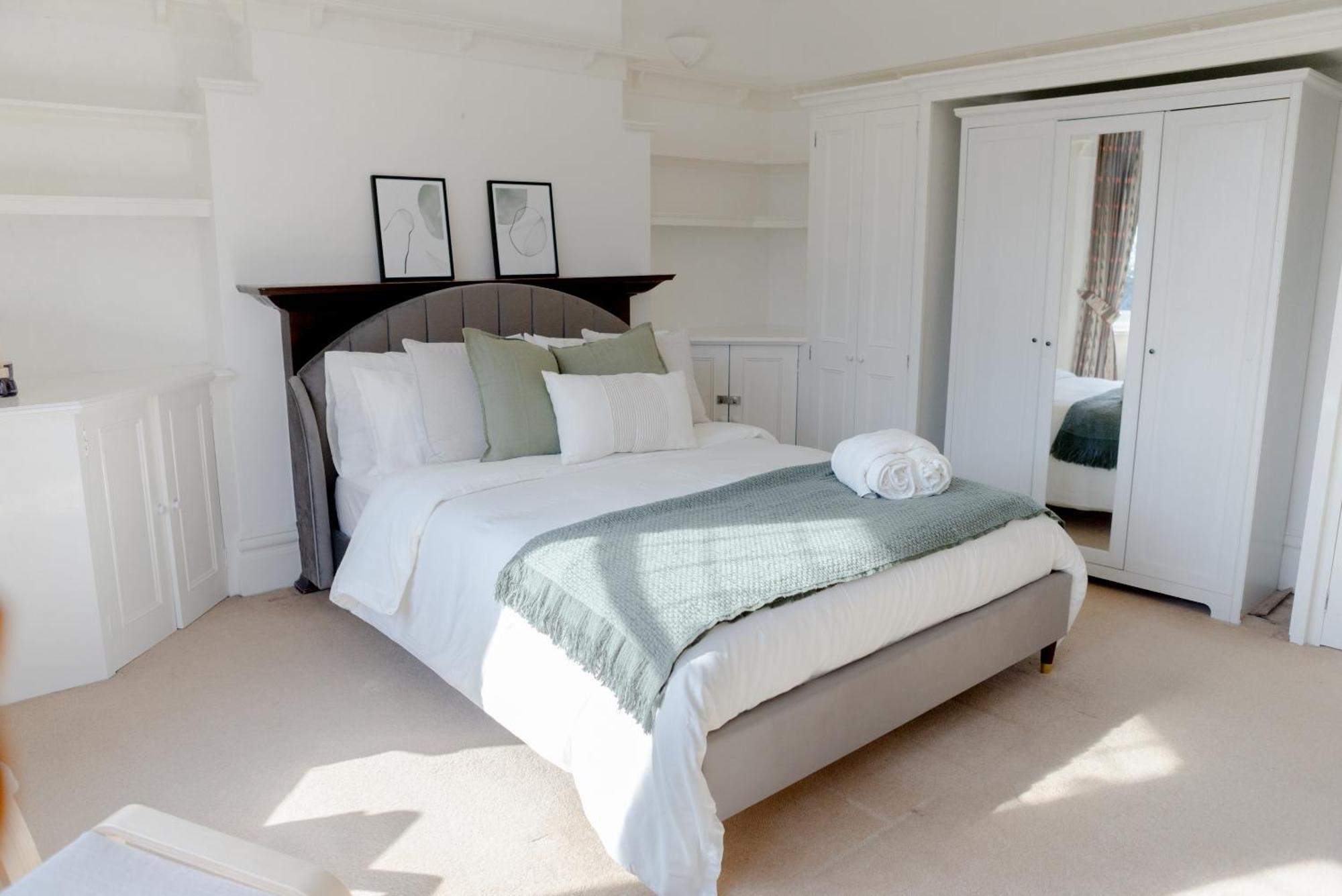 Lovely & Charming One-bedroom House With Parking And Garden Views In London