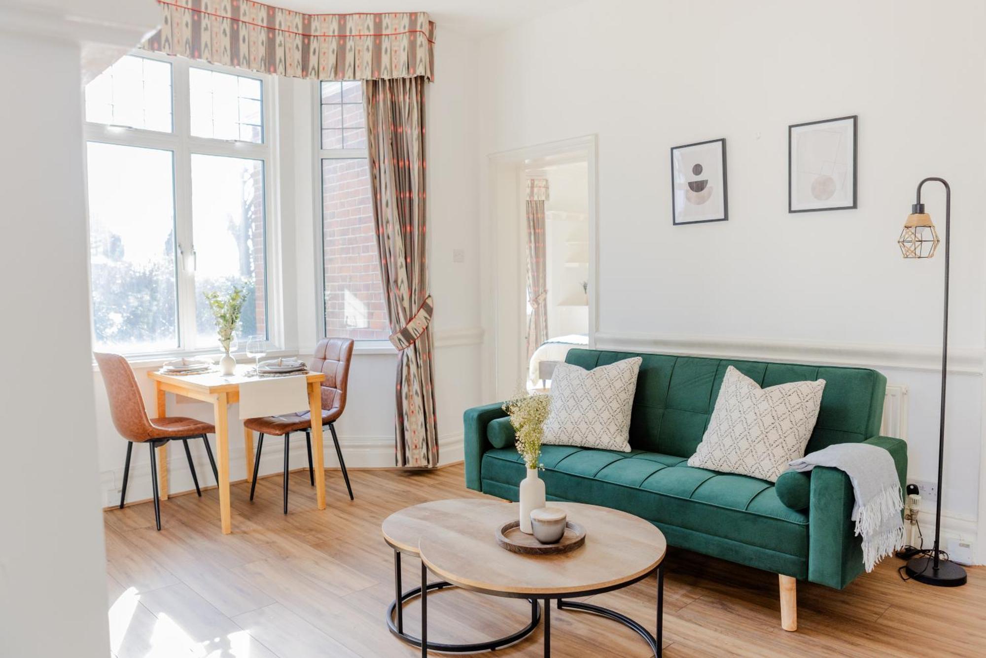 Lovely & Charming One-bedroom House With Parking And Garden Views In * London