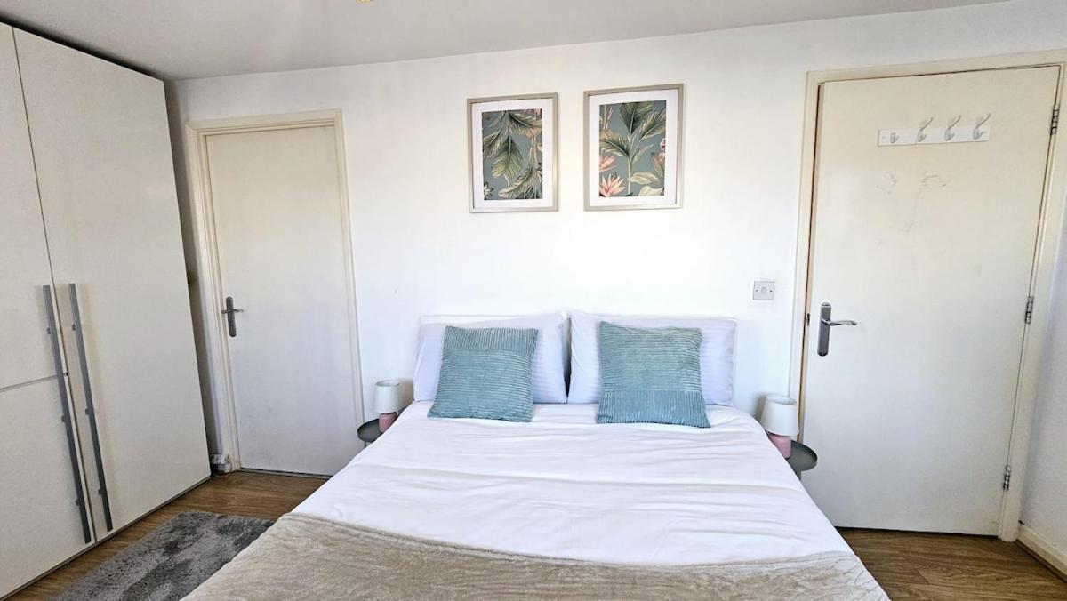 Beautiful Spacious 2 Bed Flat With 2 Parking Near Wembley Stadium * London