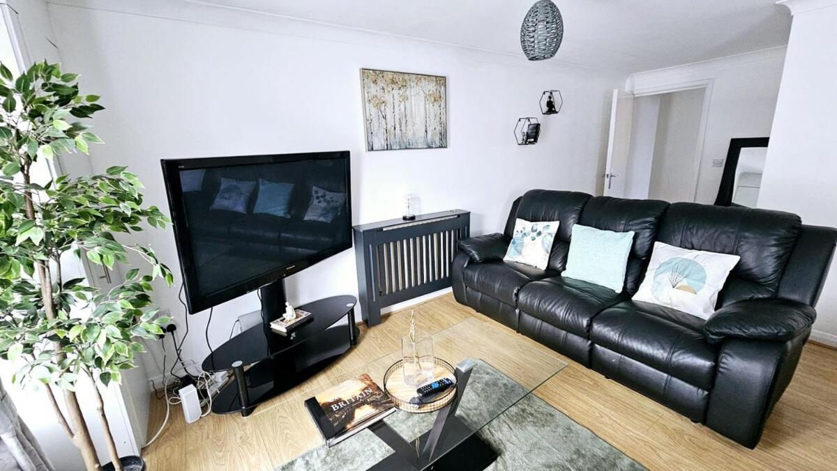 Beautiful Spacious 2 Bed Flat With 2 Parking Near Wembley Stadium London