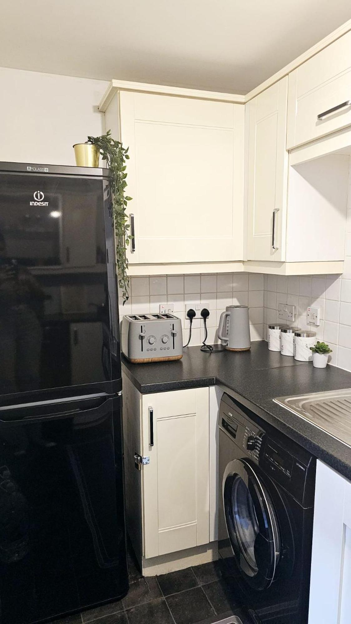 Beautiful Spacious 2 Bed Flat With 2 Parking Near Wembley Stadium * London