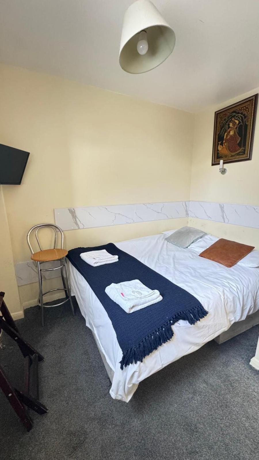Hotel Warwick Road 2*