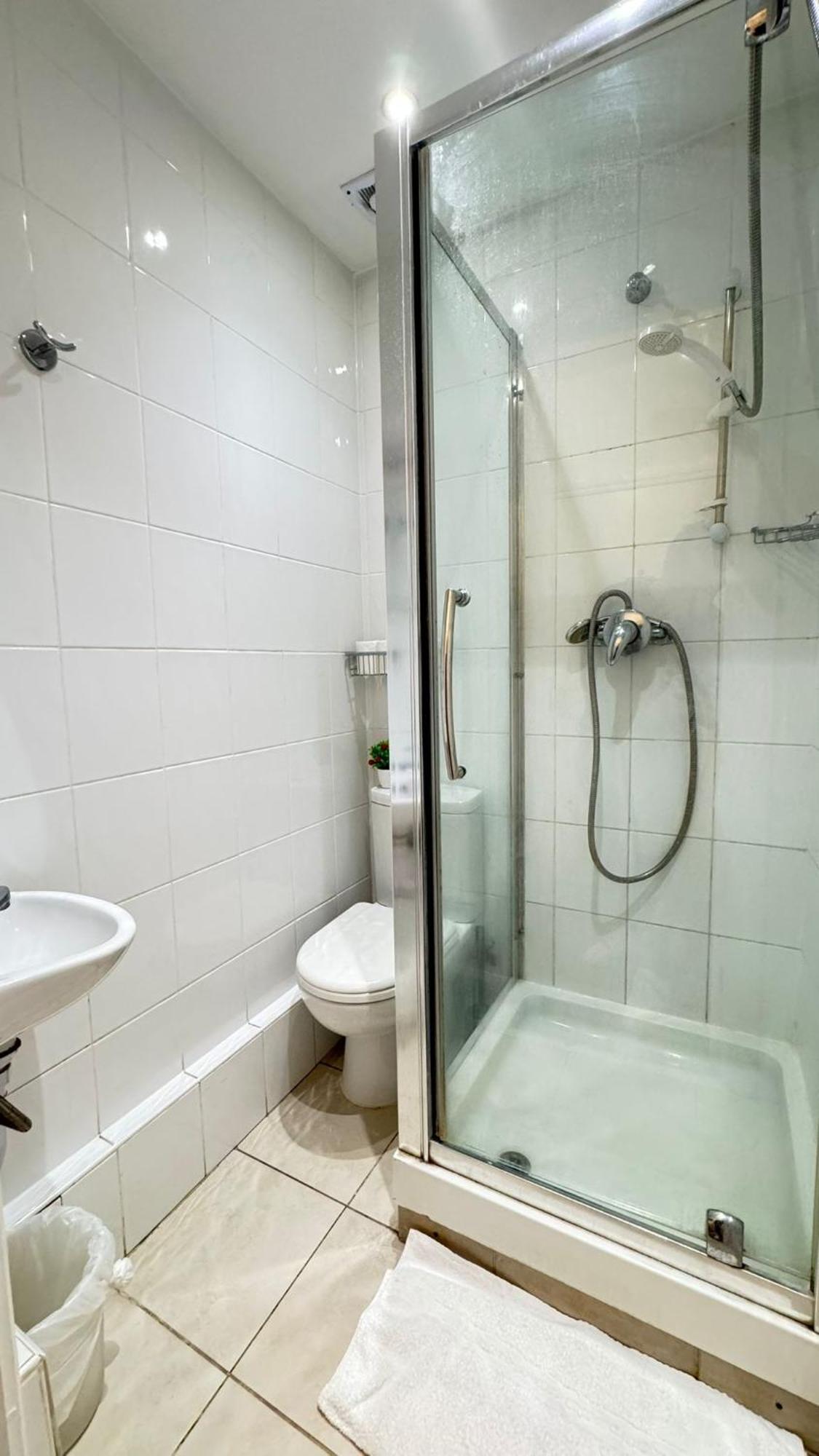 Hotel Warwick Road 2*