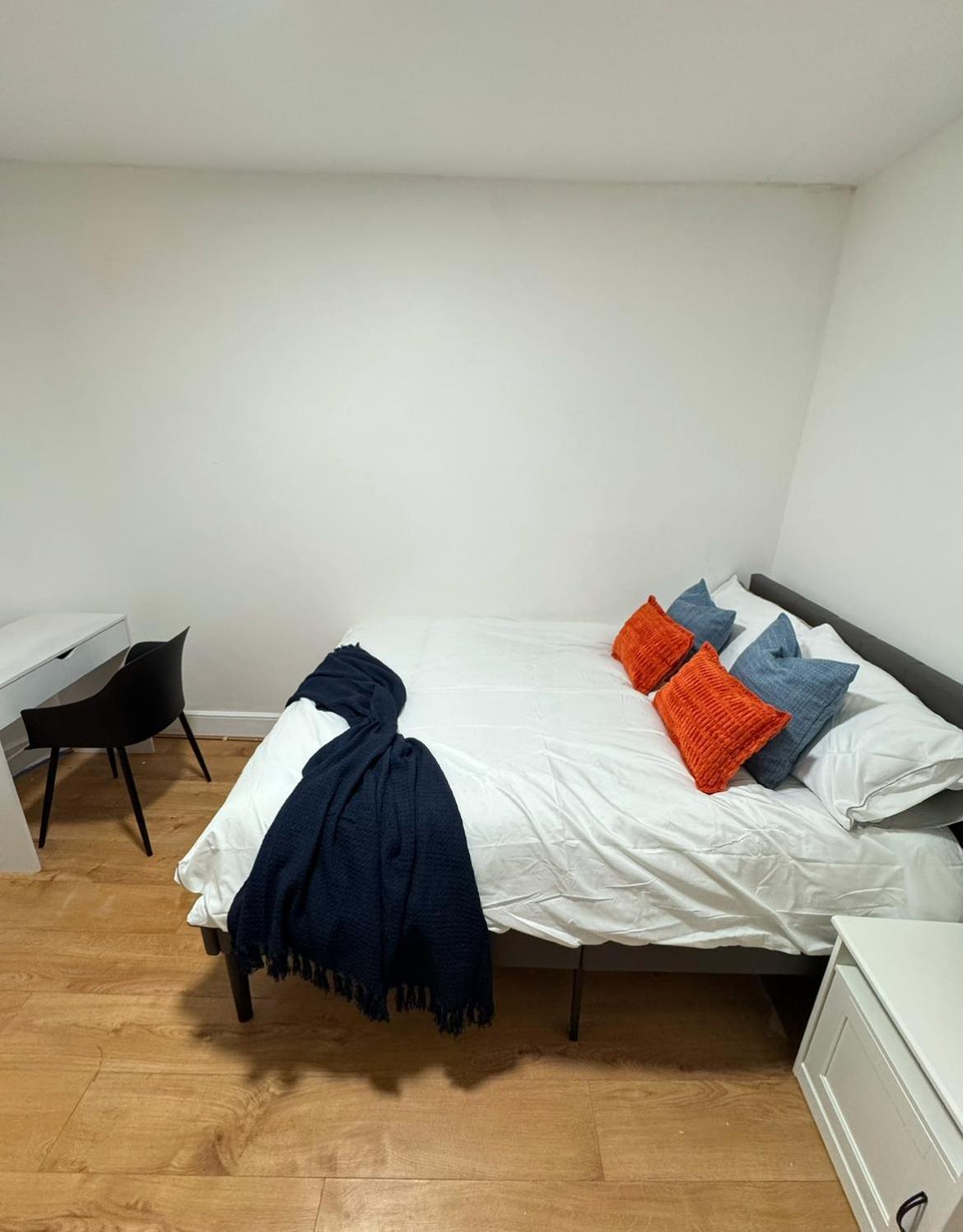 Stratford Centre, 2 Or 3 Bedroom Apartment, Walk To Westfield, Near Station, Sleeps 6 * London