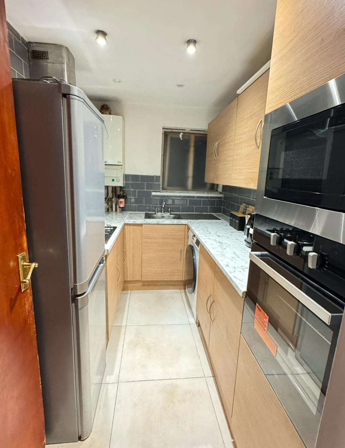 Apartment Stratford Centre, 2 Or 3 Bedroom Apartment, Walk To Westfield, Near Station, Sleeps 6 *