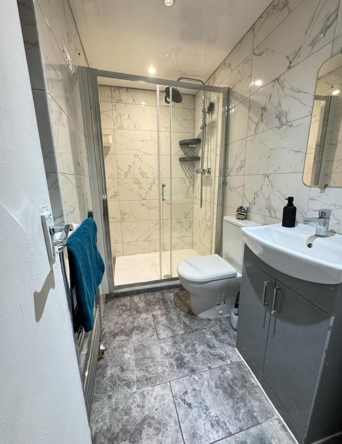 Stratford Centre, 2 Or 3 Bedroom Apartment, Walk To Westfield, Near Station, Sleeps 6 Apartment London