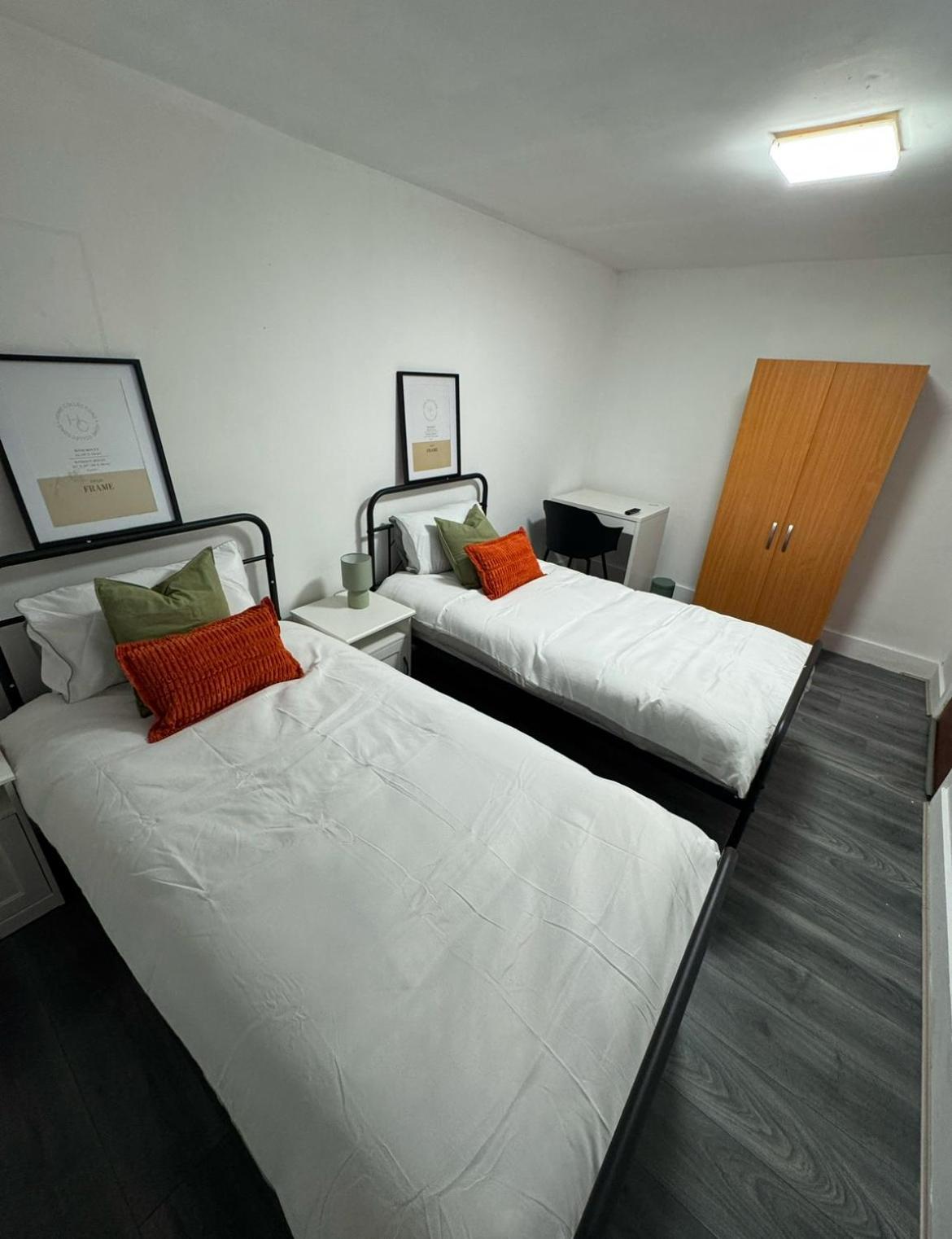 Stratford Centre, 2 Or 3 Bedroom Apartment, Walk To Westfield, Near Station, Sleeps 6 London
