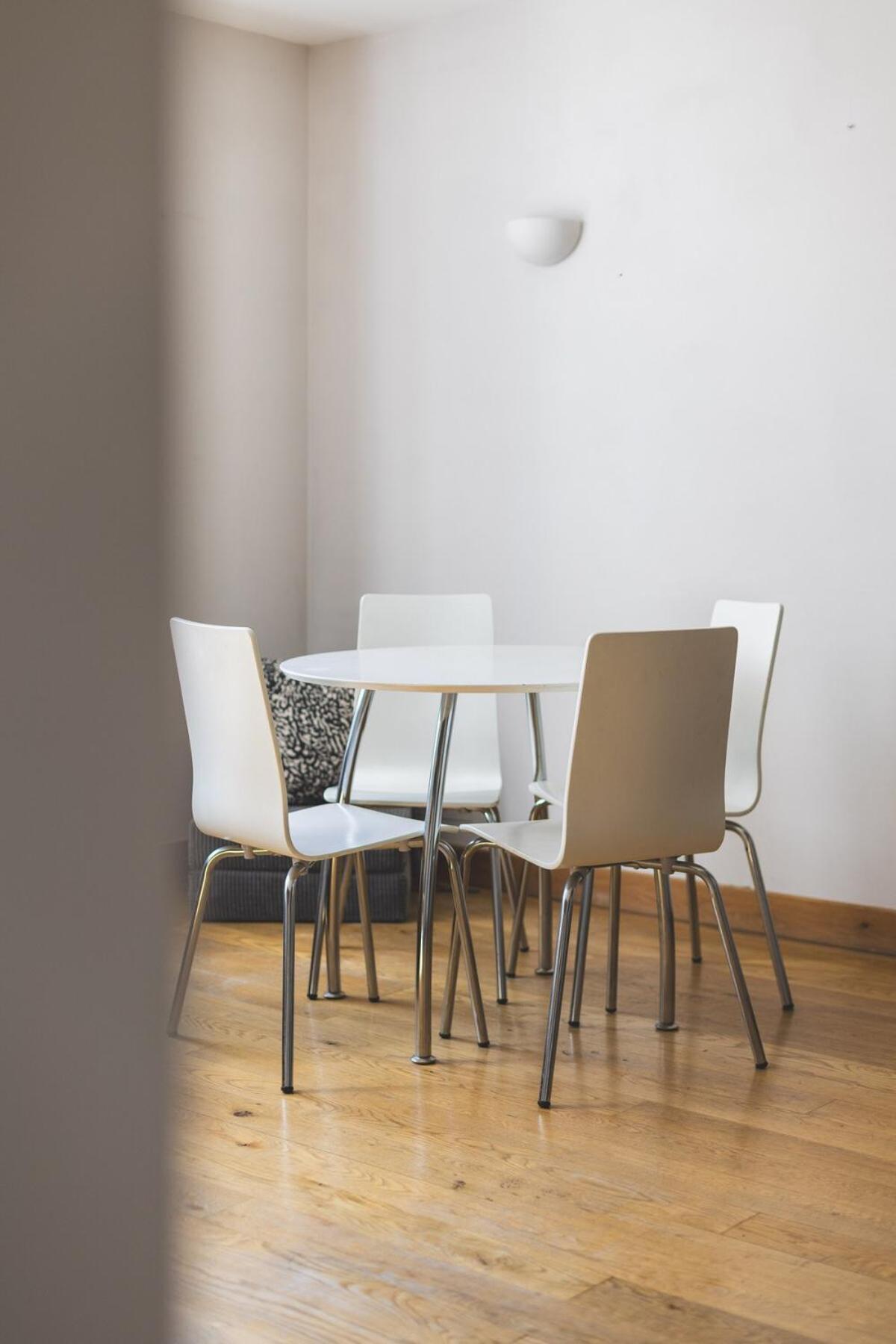 Chic Urban Escape Near Bridge Apartment *
