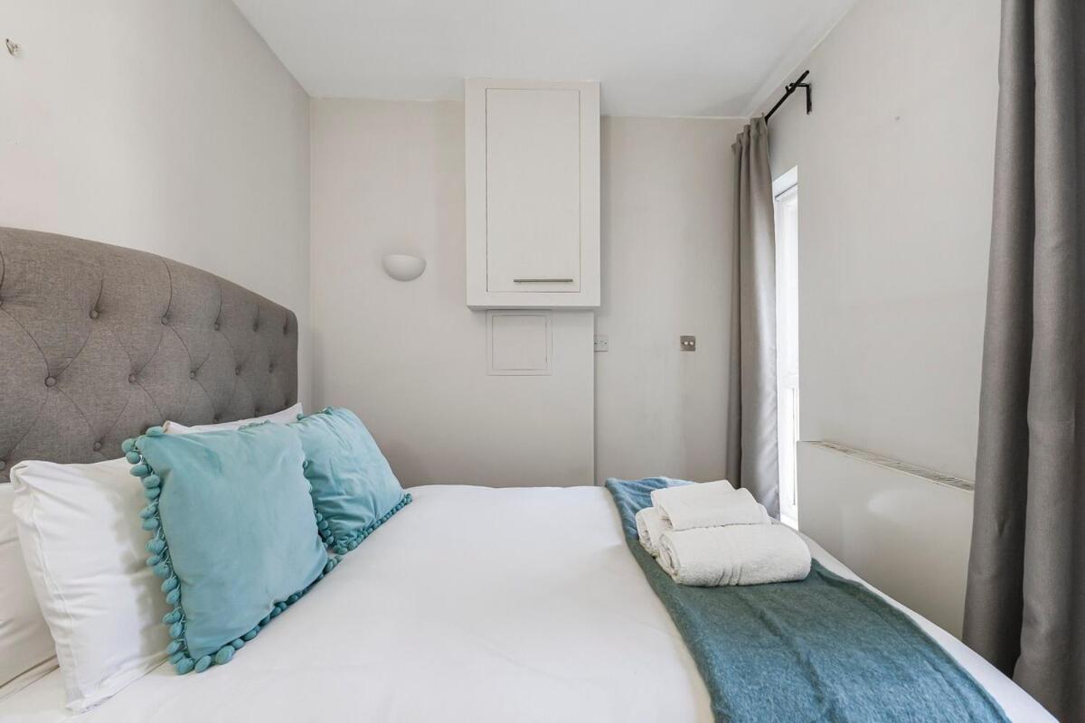 Chic Urban Escape Near Bridge Apartment London