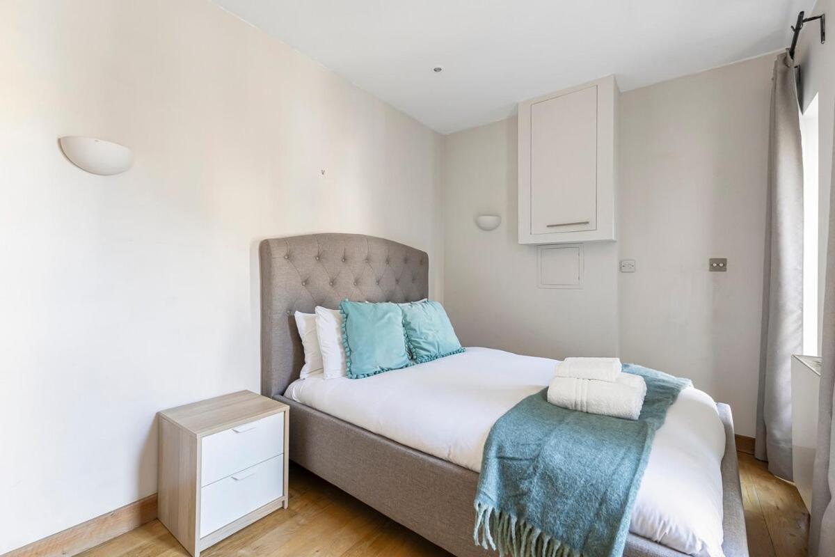 Chic Urban Escape Near Bridge Apartment *