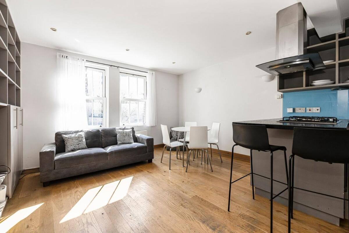 Chic Urban Escape Near Bridge *