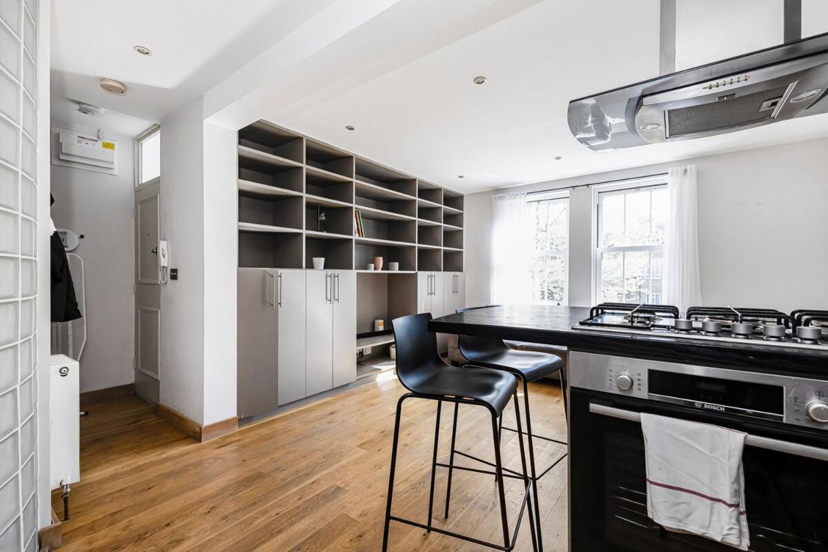 Chic Urban Escape Near Bridge Apartment *