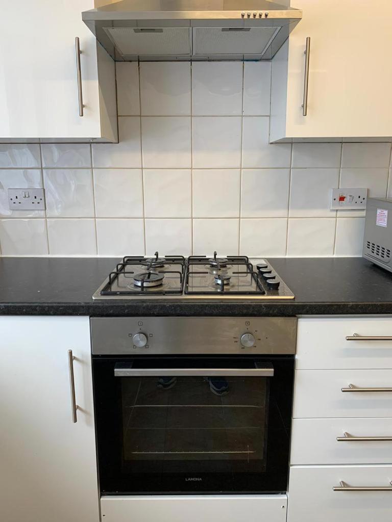 Spacious 4-bedroom House Near Station Holiday home London