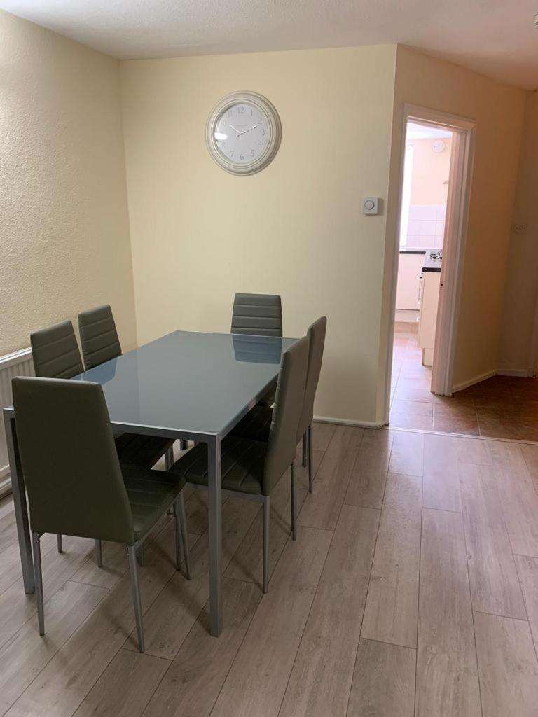 Holiday home Spacious 4-bedroom House Near Station London