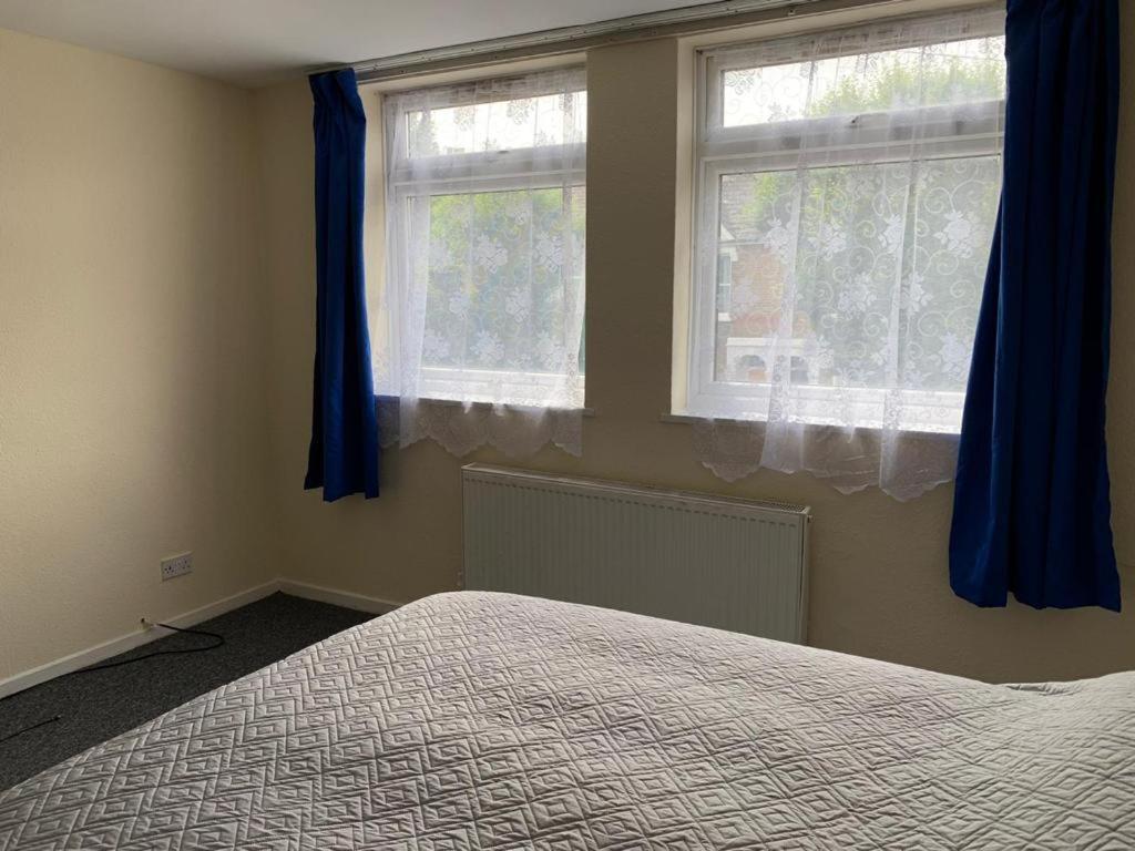 Holiday home Spacious 4-bedroom House Near Station *