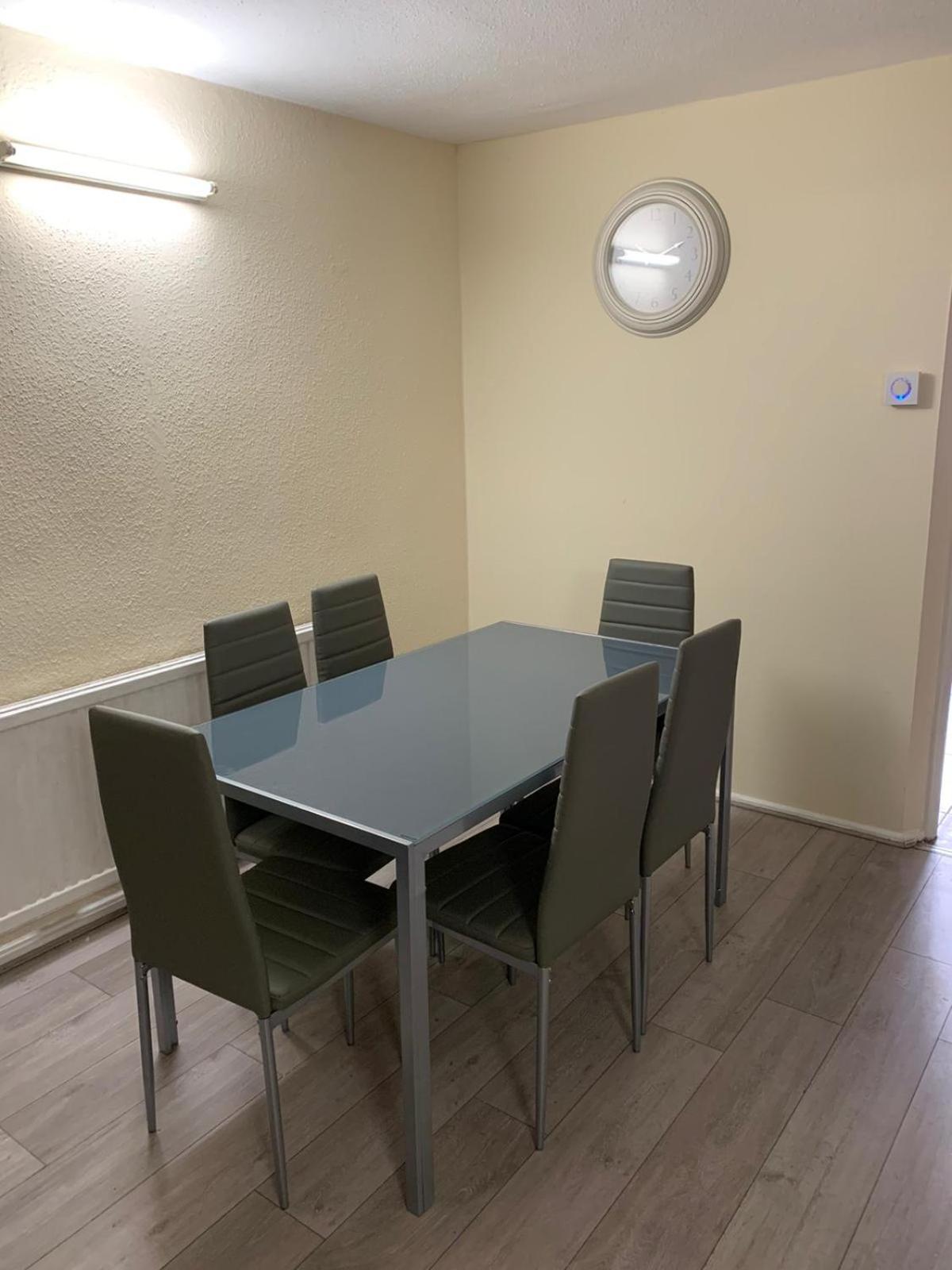 Holiday home Spacious 4-bedroom House Near Station