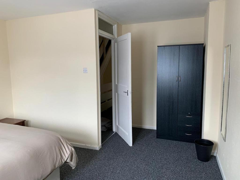Spacious 4-bedroom House Near Station London