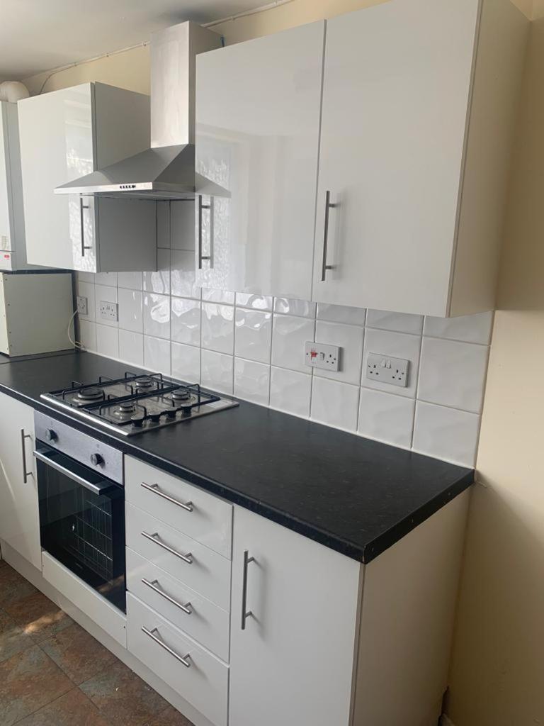 Spacious 4-bedroom House Near Station
