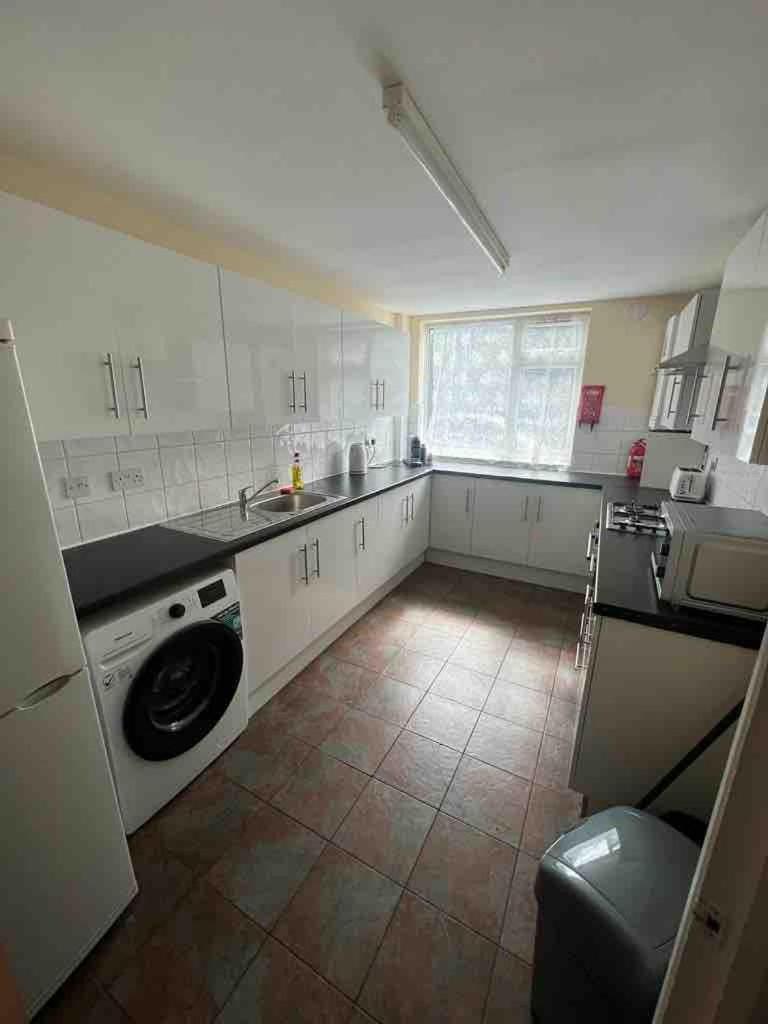 Holiday home Spacious 4-bedroom House Near Station London