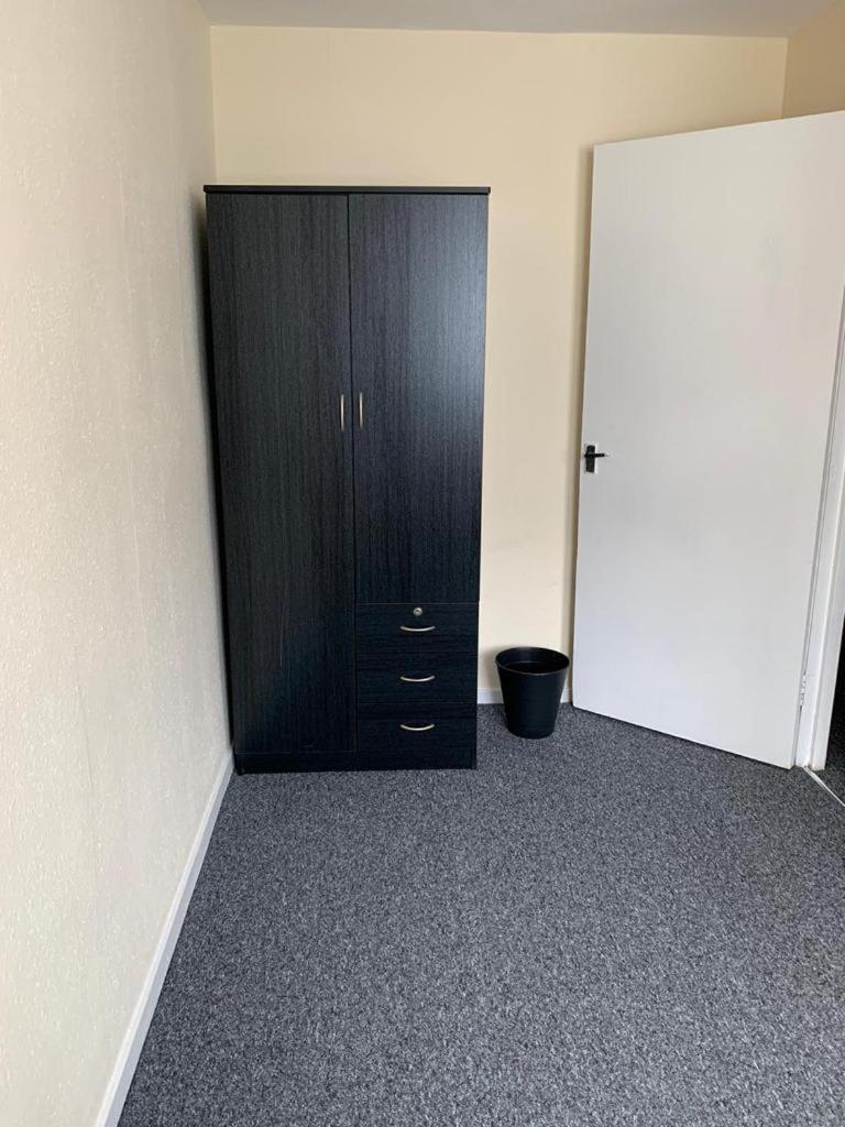 Spacious 4-bedroom House Near Station Holiday home