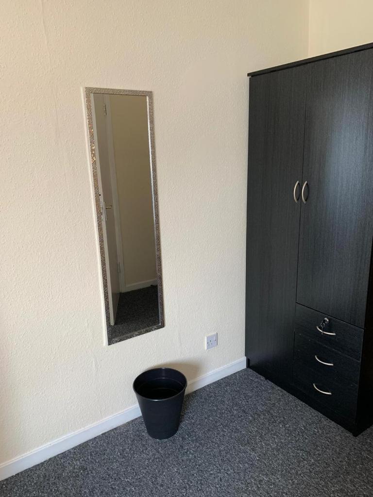 Holiday home Spacious 4-bedroom House Near Station