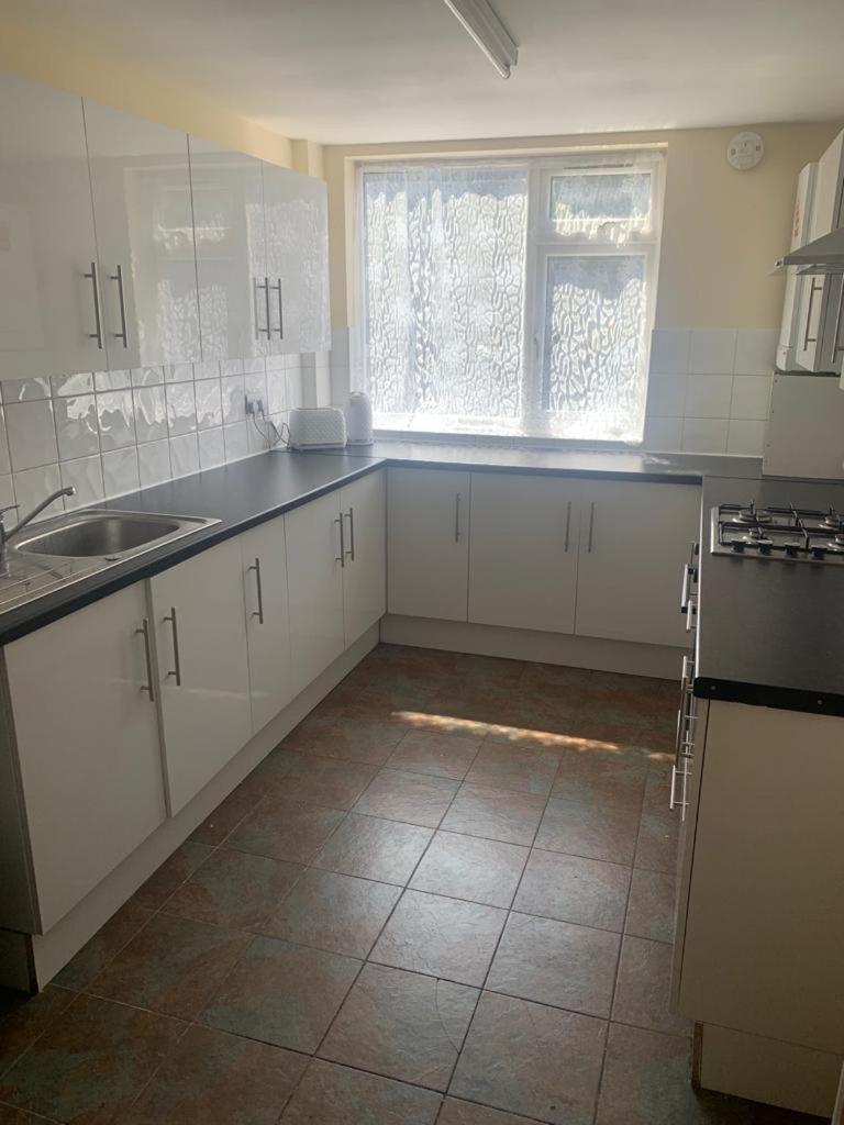 Holiday home Spacious 4-bedroom House Near Station *