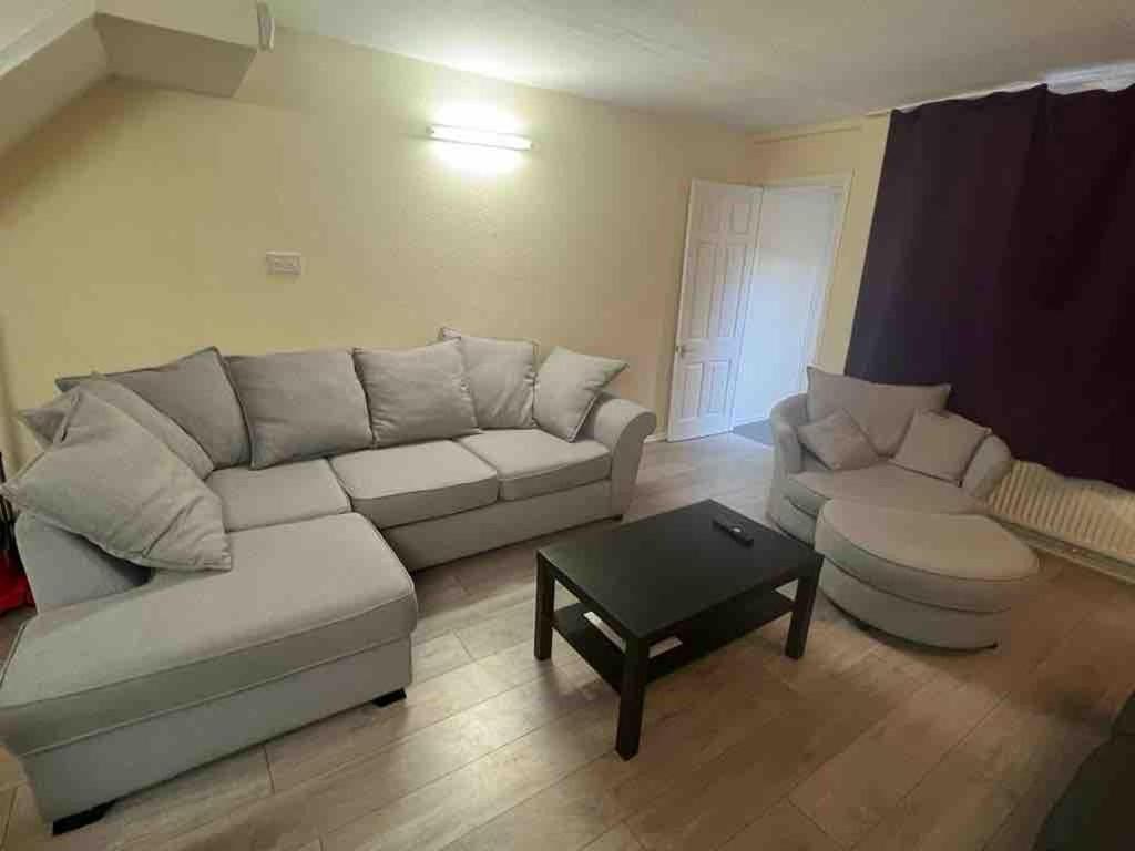 Spacious 4-bedroom House Near Station Holiday home London