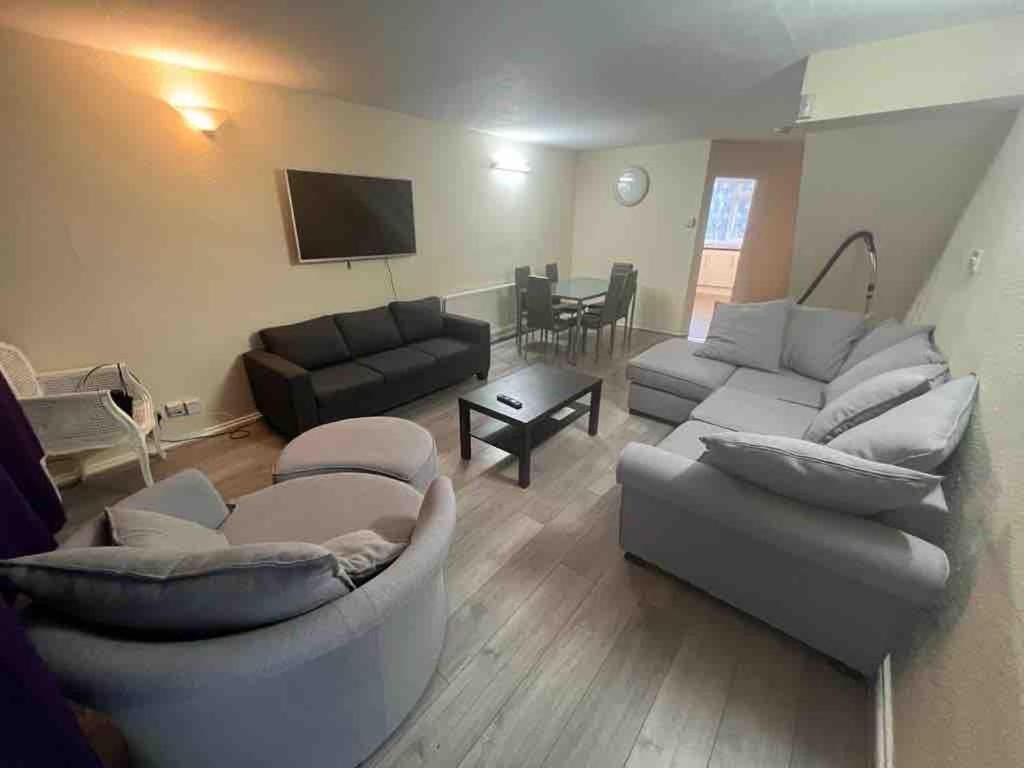 Spacious 4-bedroom House Near Station Holiday home London