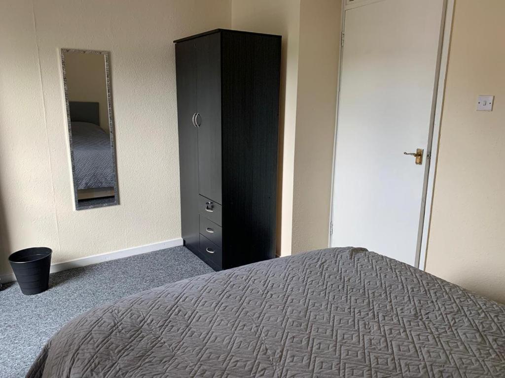 Spacious 4-bedroom House Near Station Holiday home London