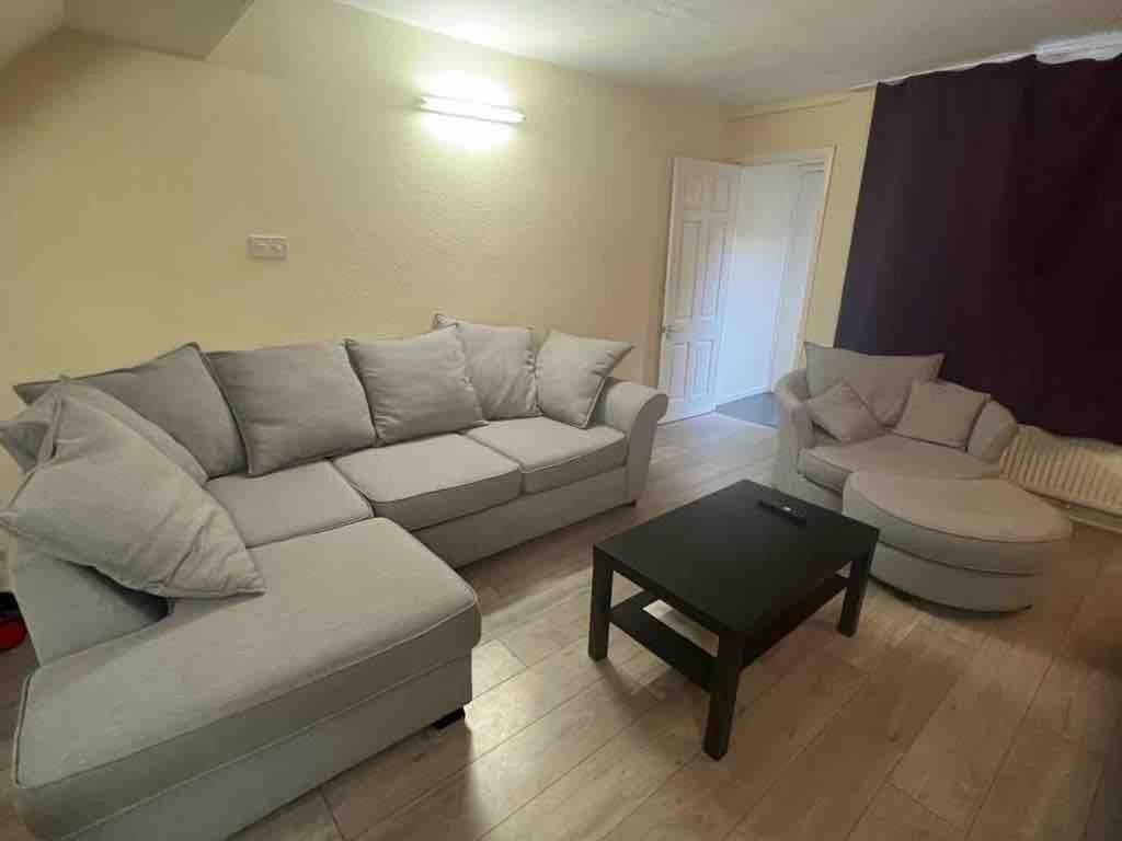 Spacious 4-bedroom House Near Station *