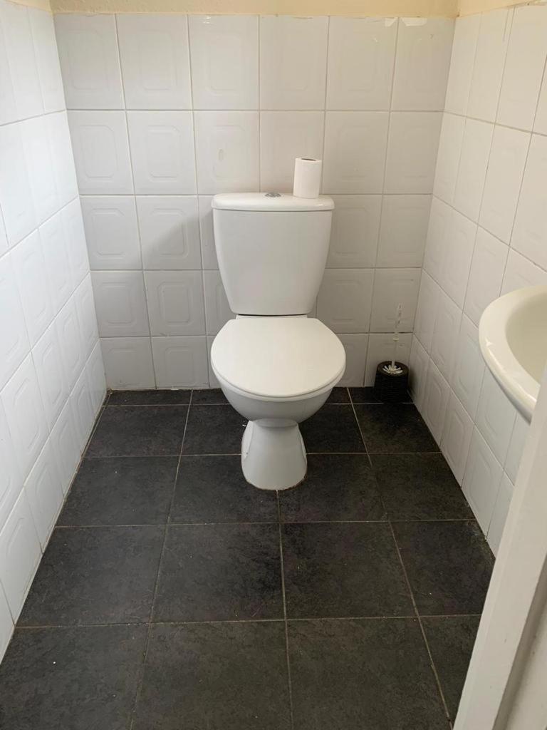 Spacious 4-bedroom House Near Station Holiday home *