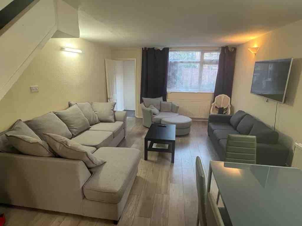 Spacious 4-bedroom House Near Station Holiday home
