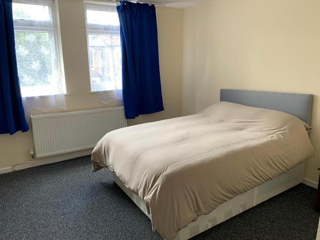 Holiday home Spacious 4-bedroom House Near Station *