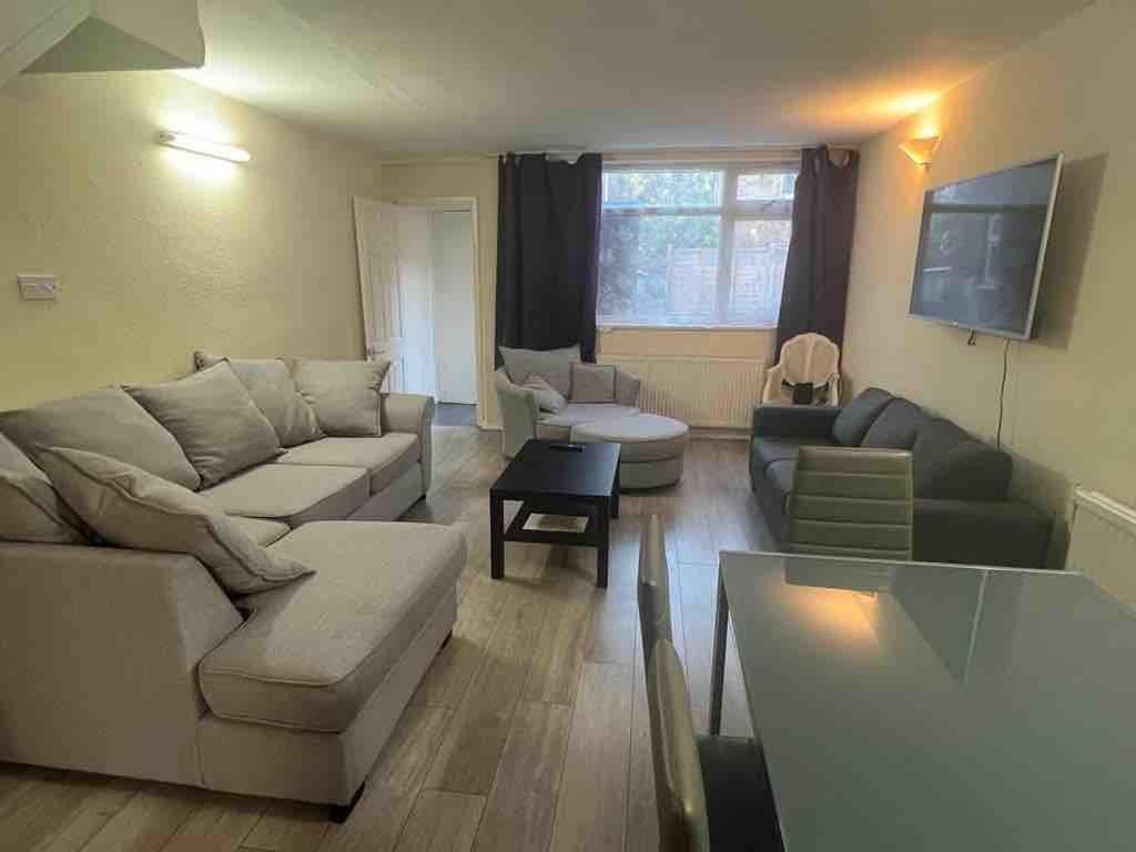 Holiday home Spacious 4-bedroom House Near Station London