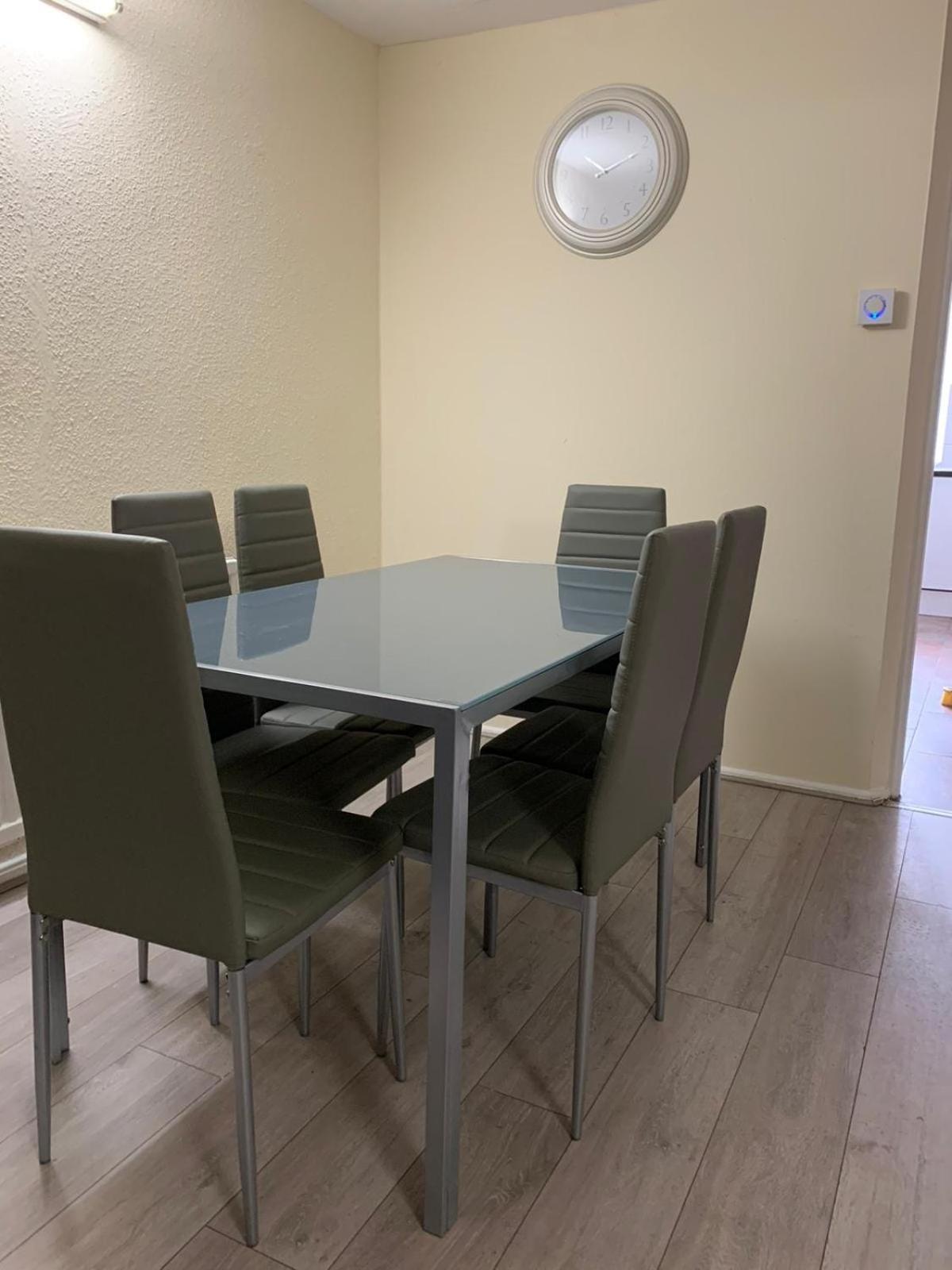Spacious 4-bedroom House Near Station * London