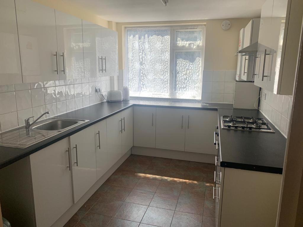 Holiday home Spacious 4-bedroom House Near Station *