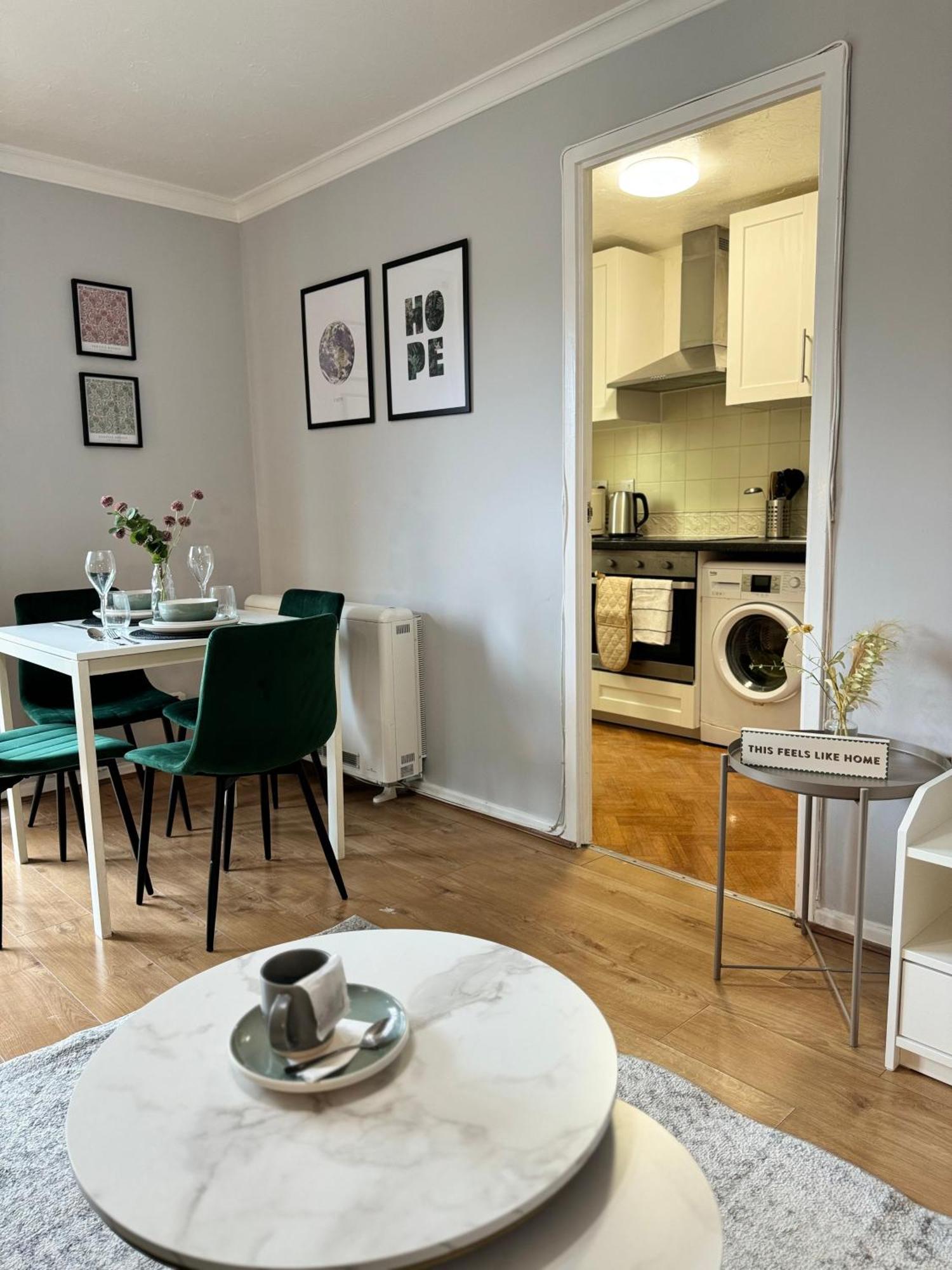 Tranquil 2 Bed Near Downtown & Free Parking Apartment *
