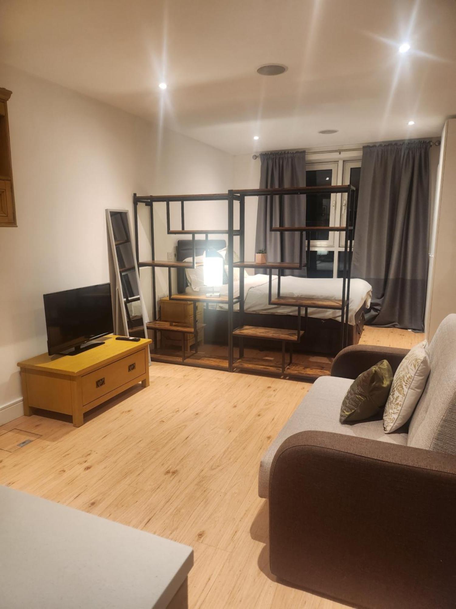 Chelsea In London--24 Gym Apartment *
