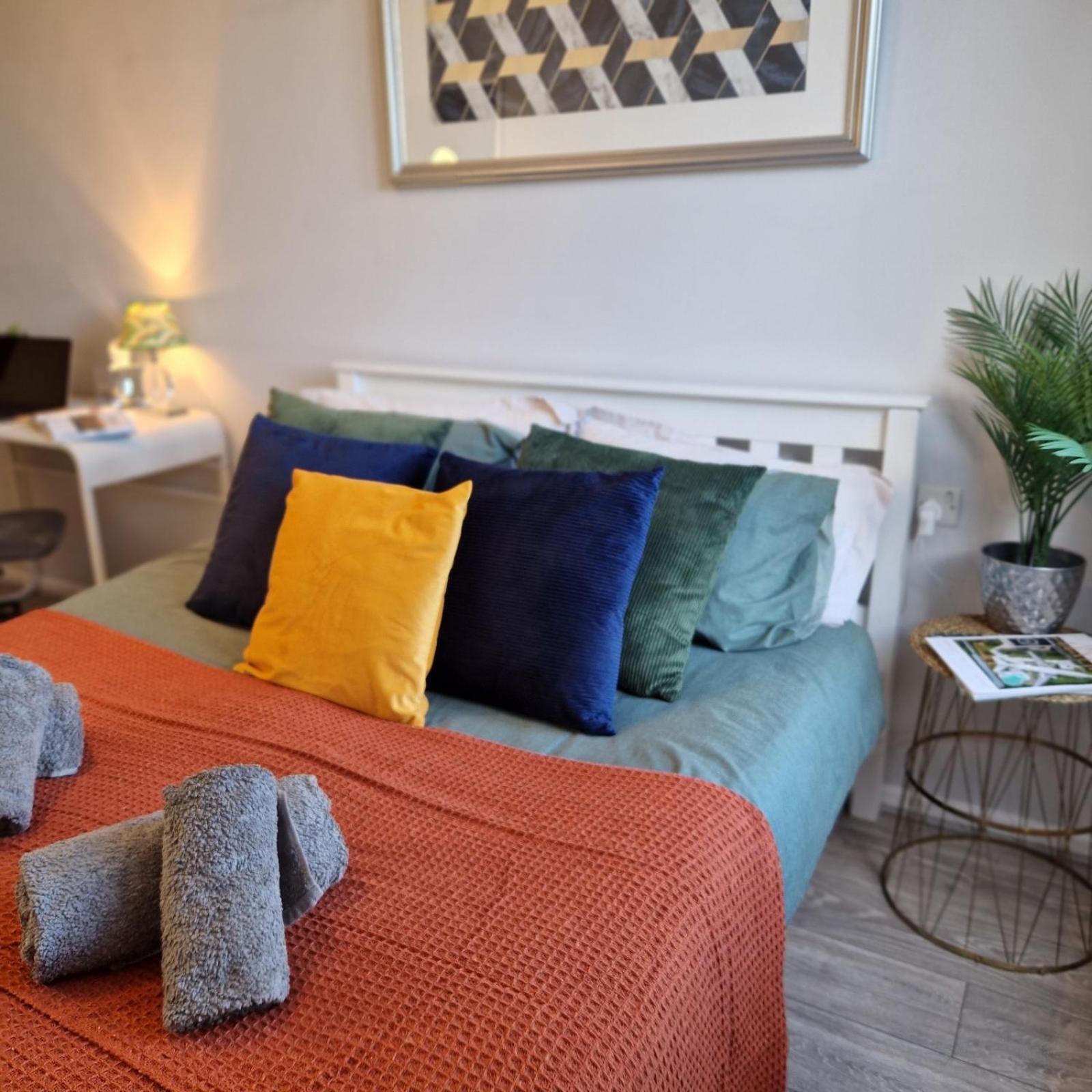 New, Refurbished Modern & Spacious 1 Bed Flat Westfield Shepherd's Bush Free Wi-fi Super King Bed Apartamento *