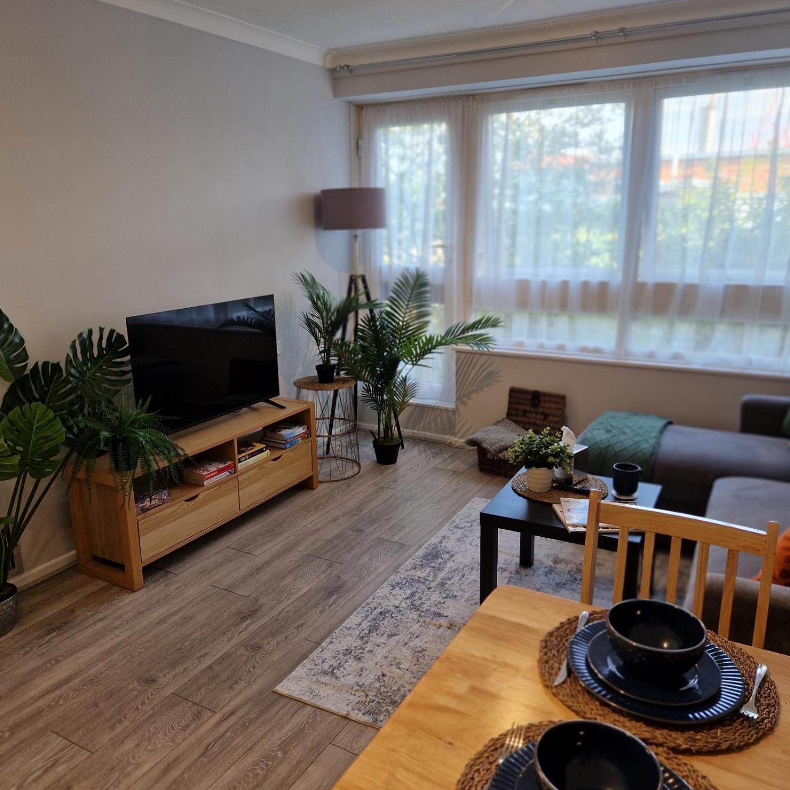New, Refurbished Modern & Spacious 1 Bed Flat Westfield Shepherd's Bush Free Wi-fi Super King Bed Apartamento