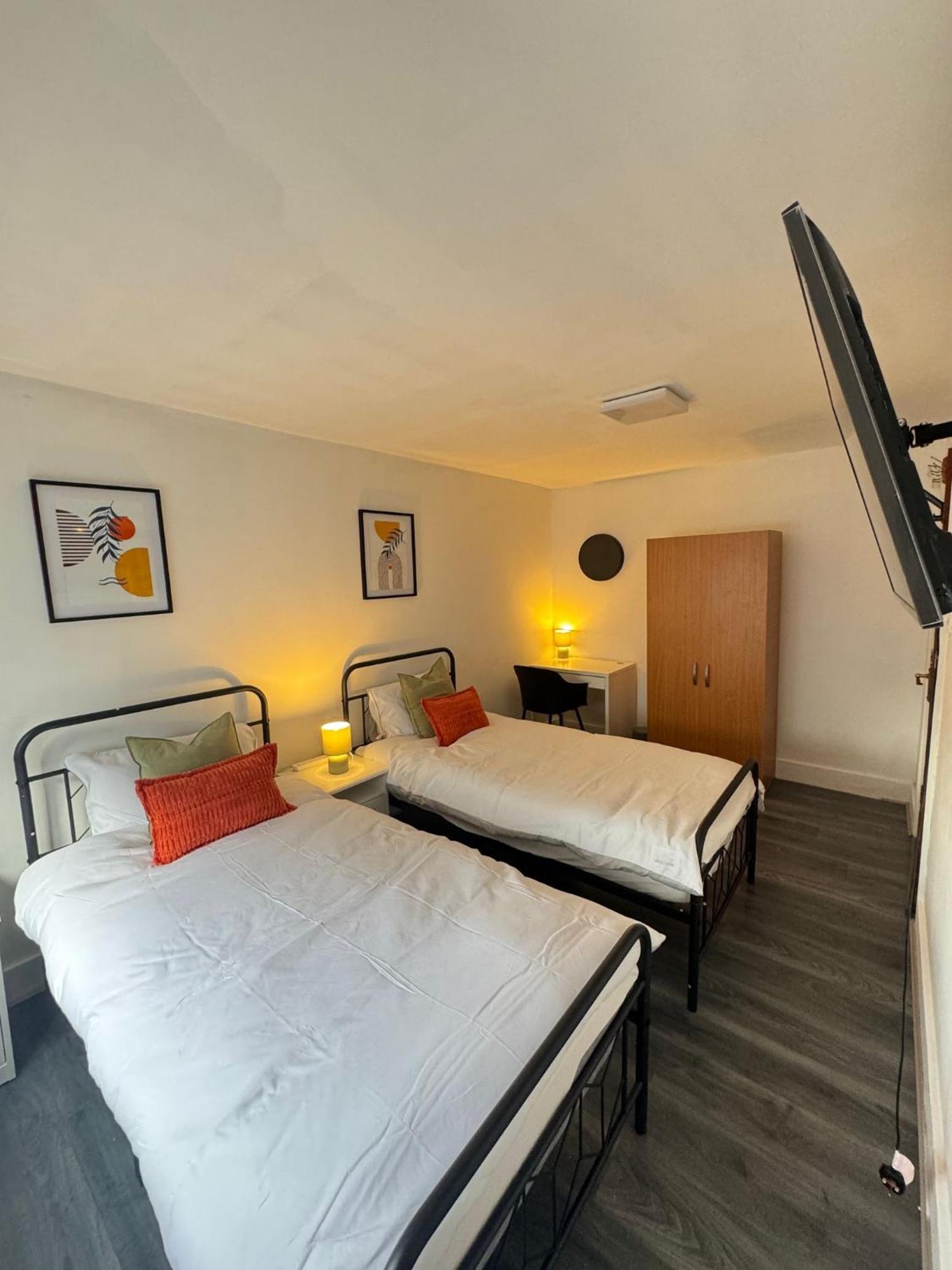 Stratford Centre, 2 Or 3 Bedroom Apartment, Walk To Westfield, Near Station, Sleeps 6