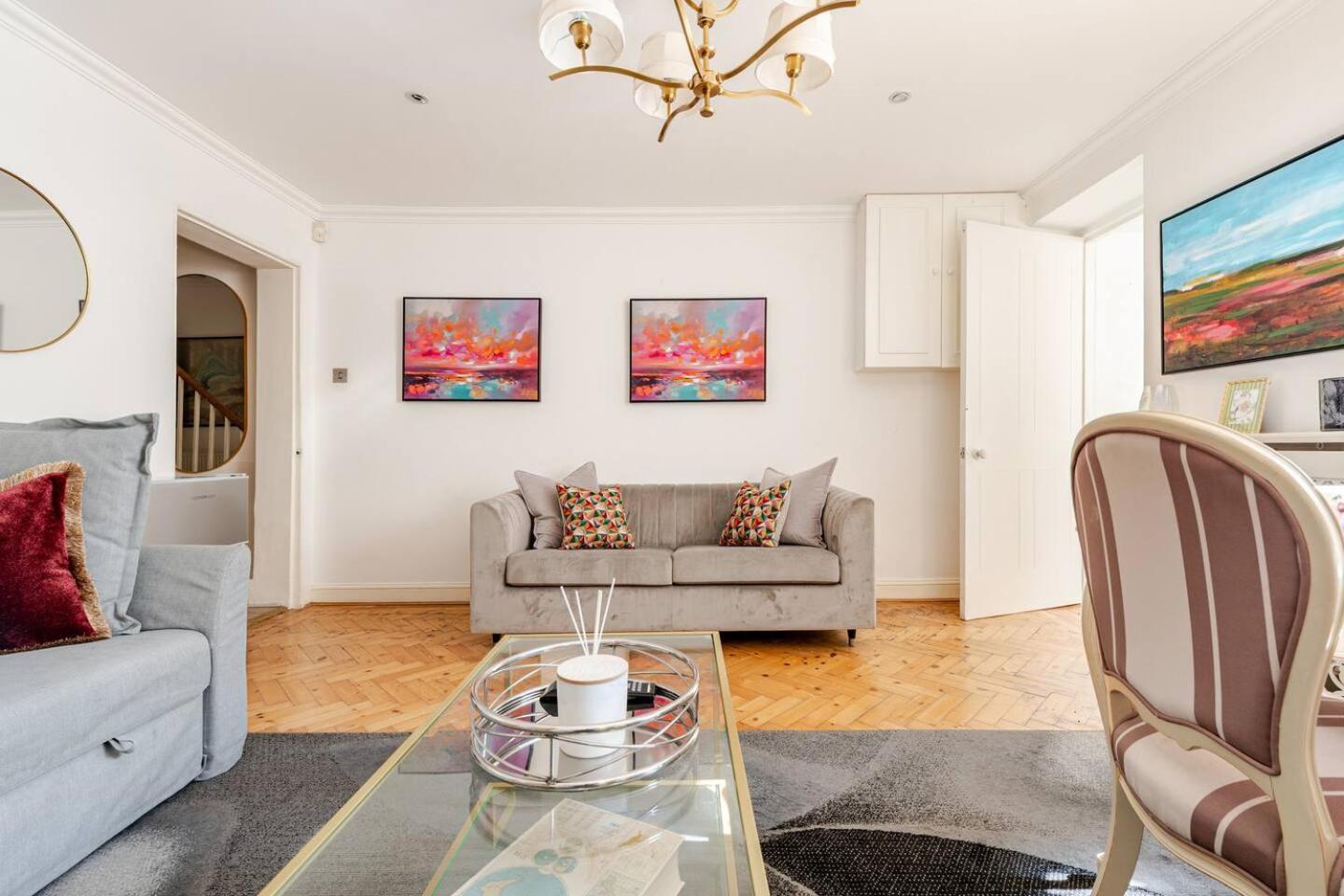 Spacious And Private By Royal Palace Apartment London