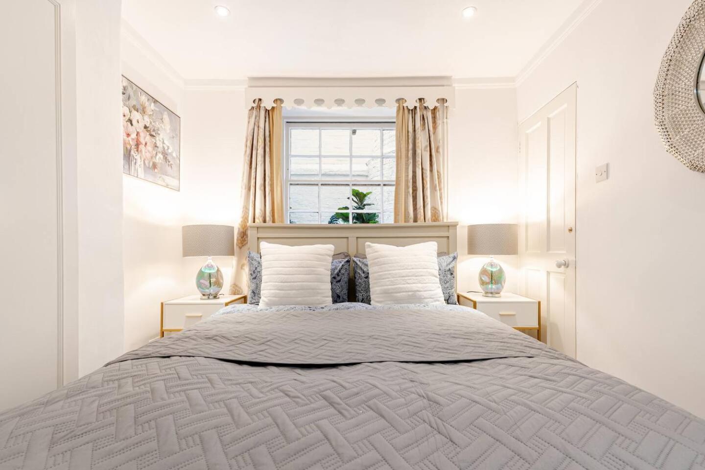 Spacious And Private By Royal Palace Apartment London