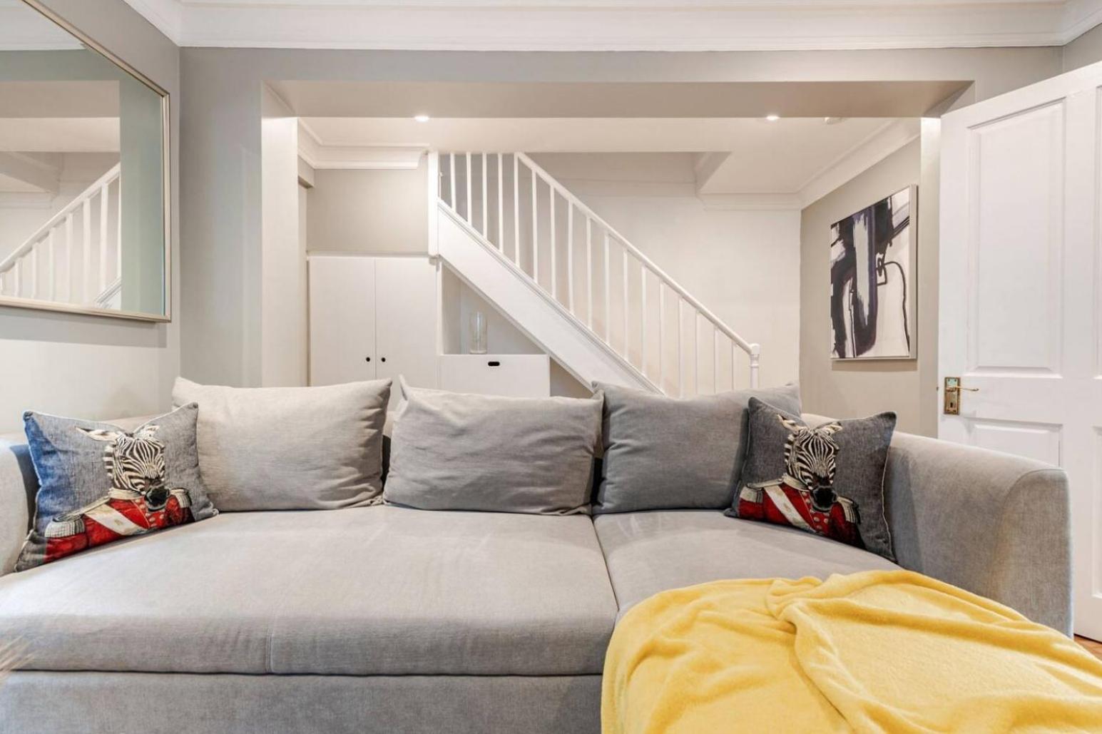 Private 2 Bed Cosy By Royal Palace Apartment *