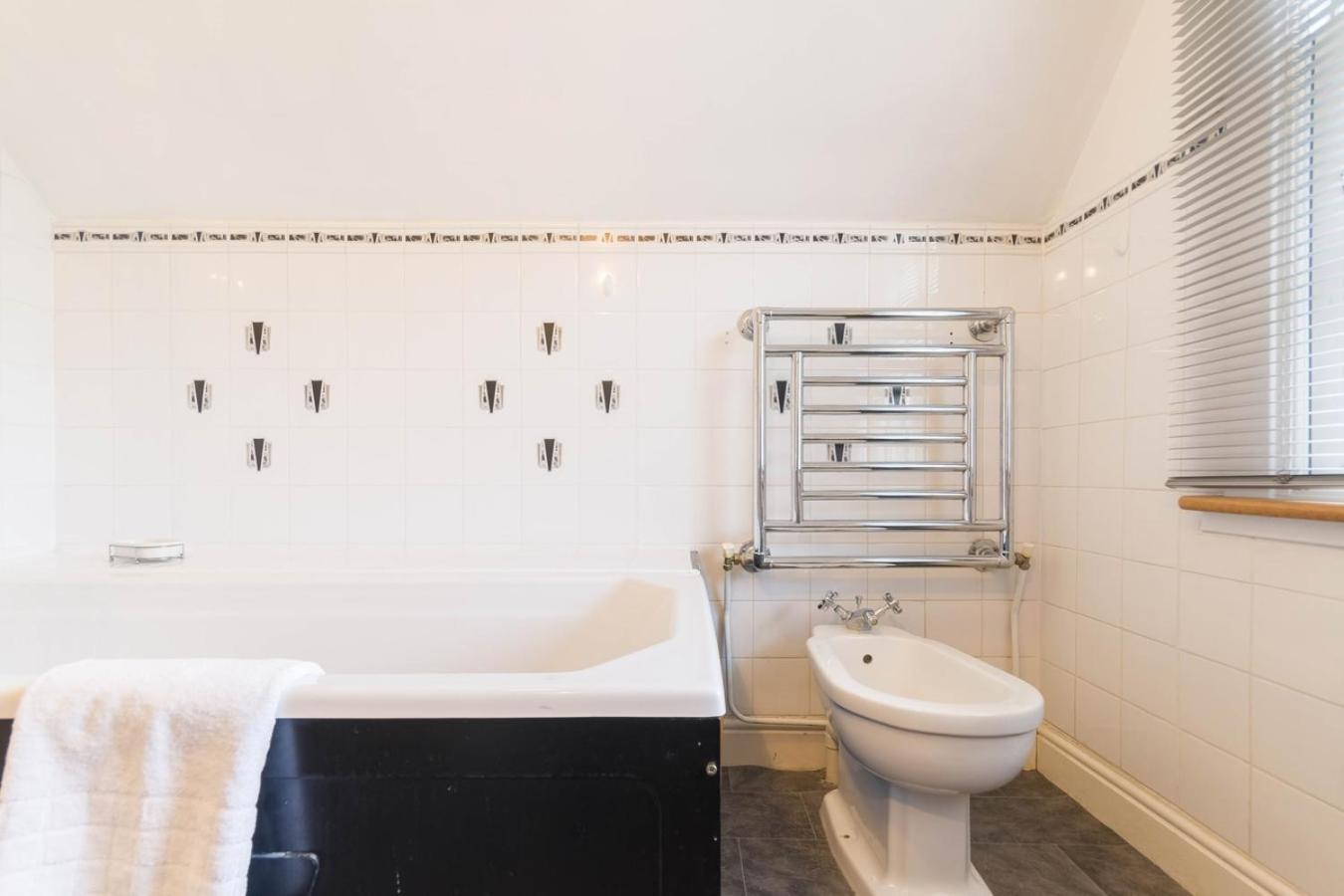 New Cosy 2 Bedroom Detached House West Finchley London
