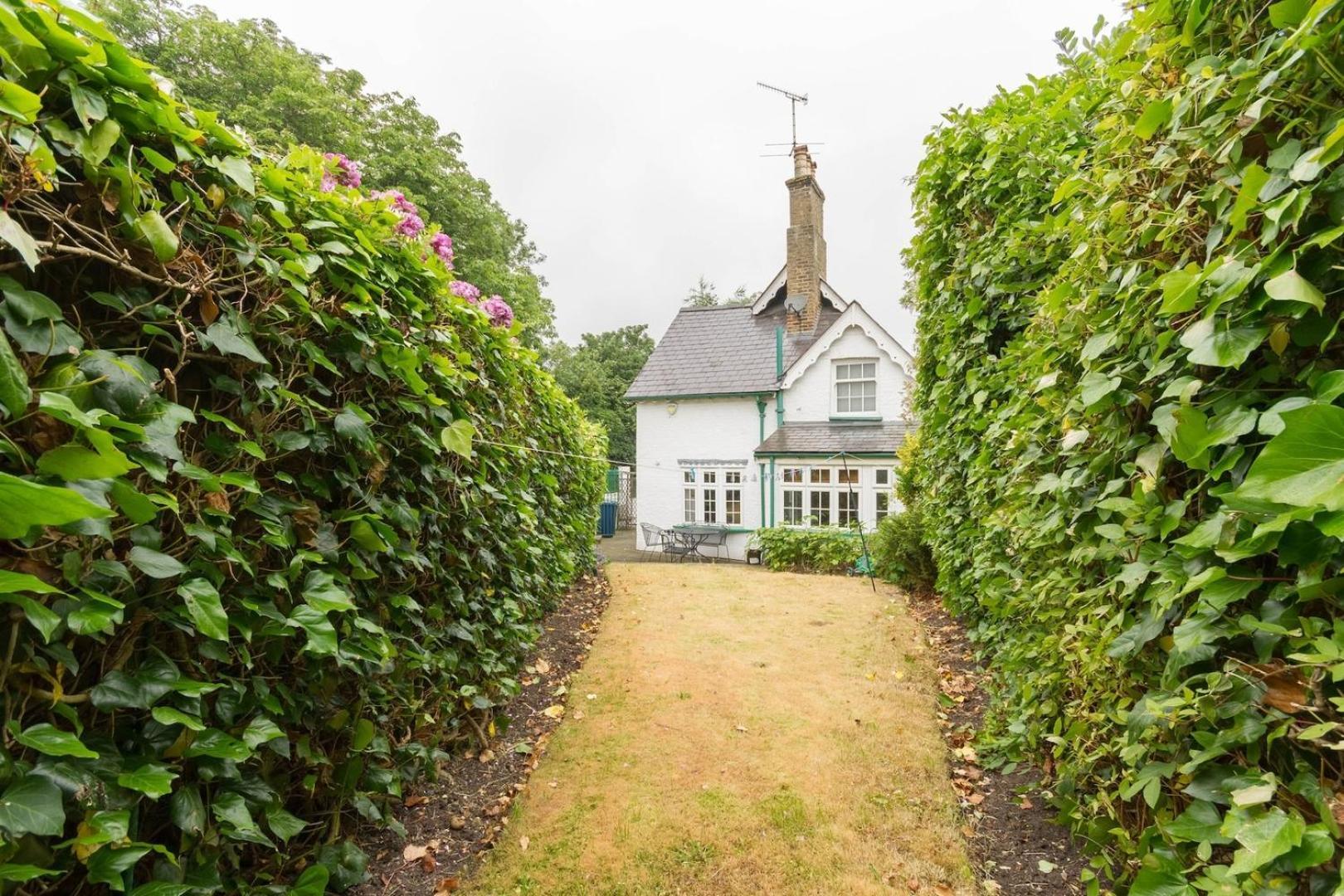 New Cosy 2 Bedroom Detached House West Finchley London