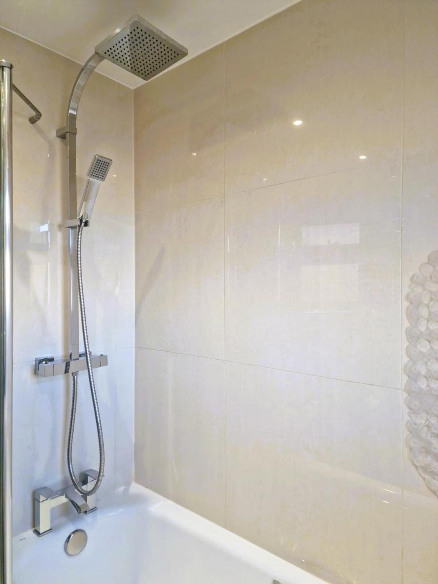 2 Bed Close To Apartment
