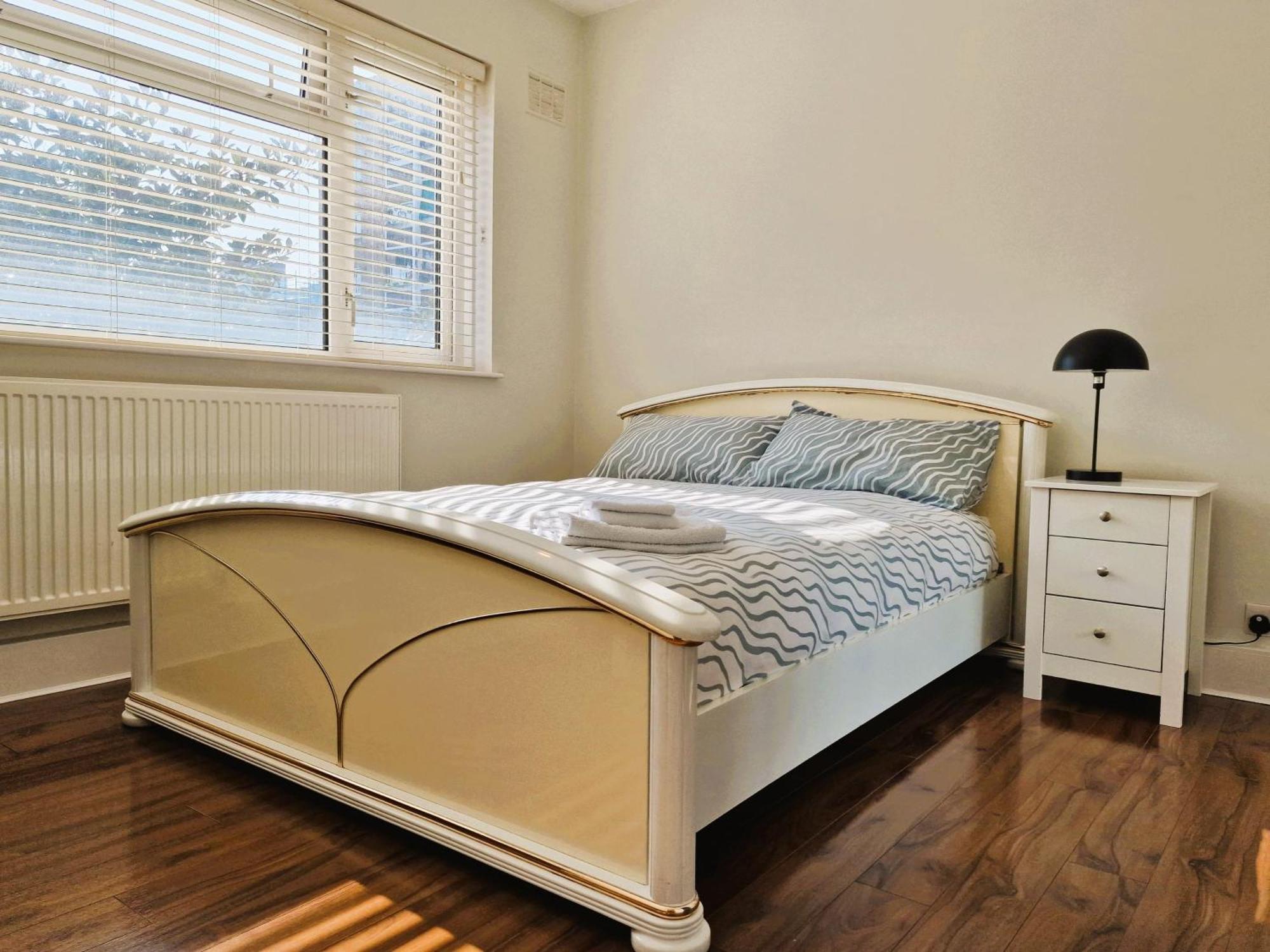 2 Bed Close To Apartment