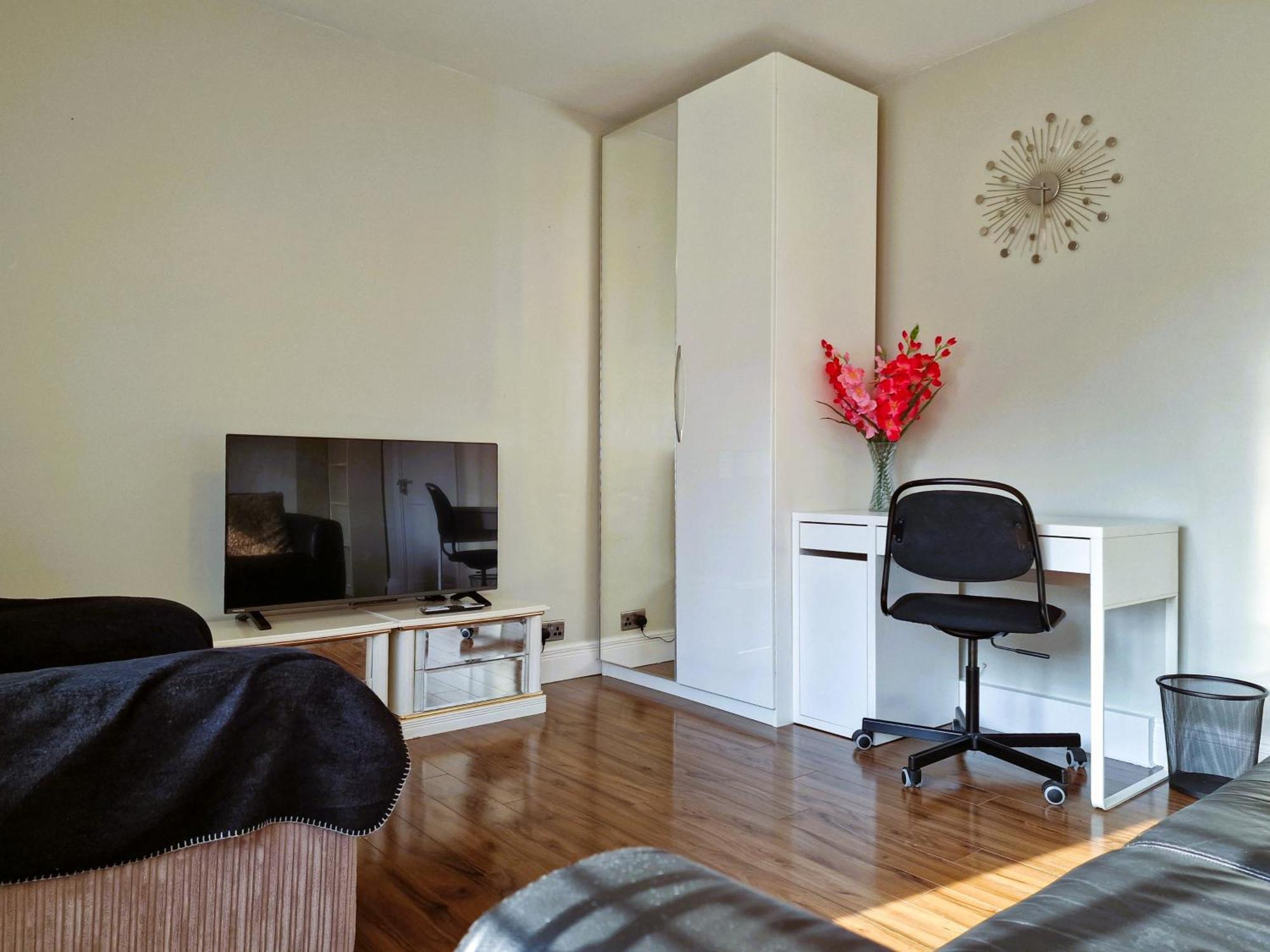 2 Bed Close To *